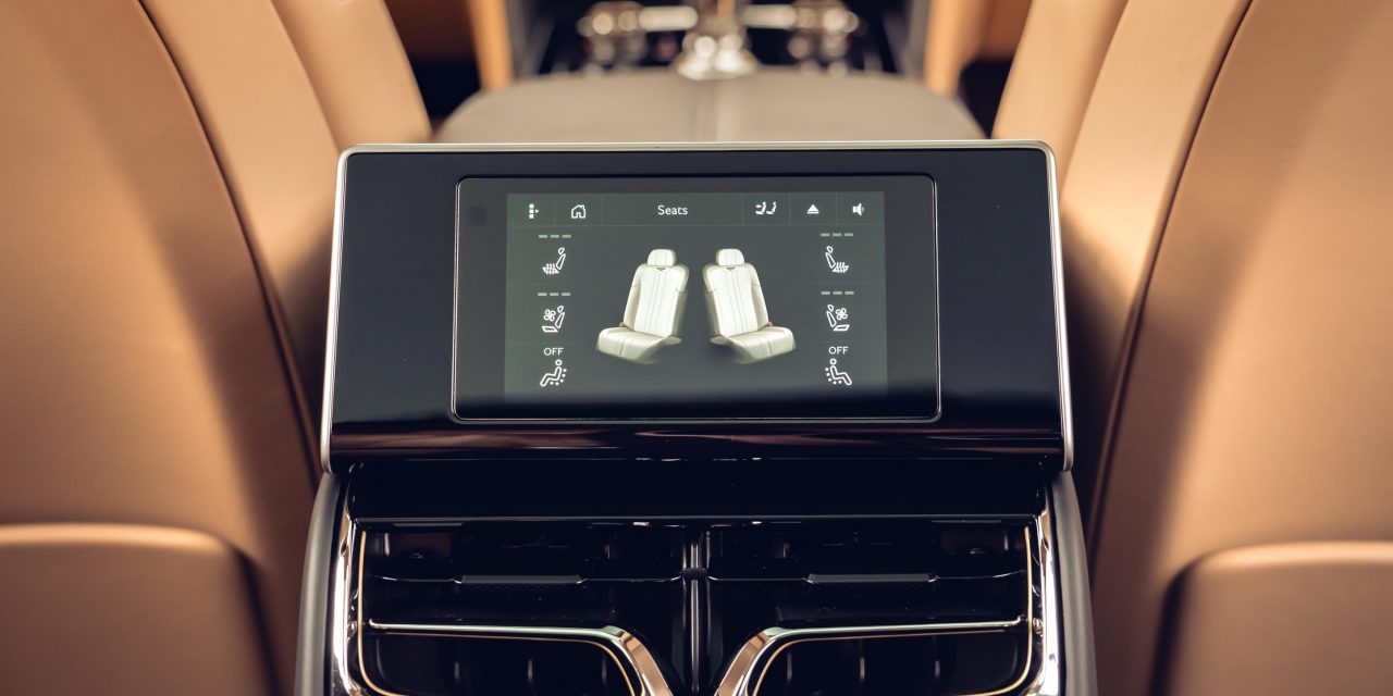 THE NEW FLYING SPUR IN DETAIL: TOUCH SCREEN REMOTE BRINGS LUXURY TO YOUR FINGERTIPS