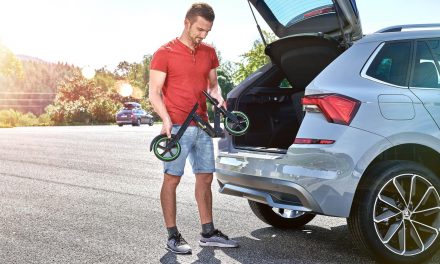 IT’S AN ABSOLUTE SCOOT – ŠKODA DEVELOPS CLEVER FOLDAWAY TWO-WHEELER FOR KAMIQ AND SCALA
