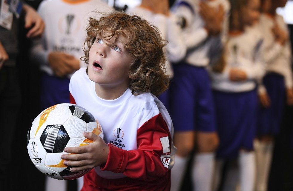 BRUNO FERNANDES SURPRISES OFFICIAL MATCH BALL CARRIER