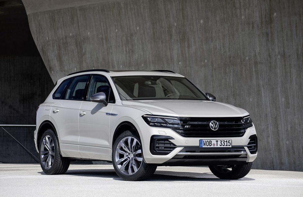 CAR AND SMARTPHONE MERGE INTO ONE: TOUAREG NOW PARKS BY REMOTE CONTROL