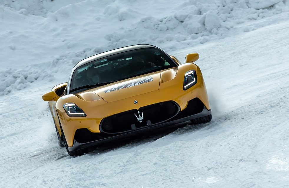Powerful MC20 on snow