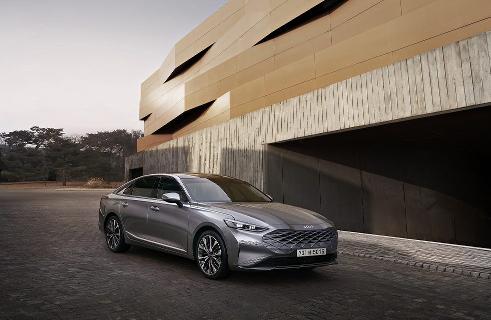 The high-tech Kia K8 reimagines and transforms the saloon class