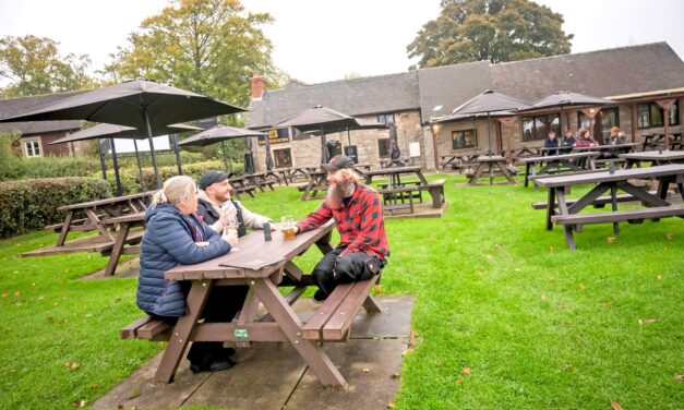 Historic Derbyshire pubs helping outdoor guests relax and do the planet good with recycled plastic tables made down the road