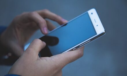 How to Prevent Phone Snatchers Using Sticky Gloves
