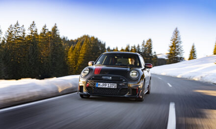 Maximum performance on snow and ice: The MINI John Cooper Works with genuine accessories